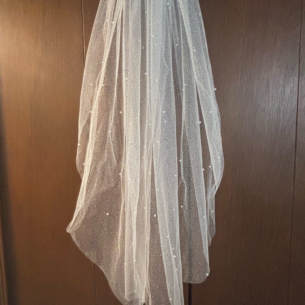 Elegant White Veil with Pearl Accents